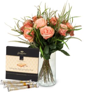 12 lachsfarbene Rosen mit Grün und Gottlieber Hüppen "Special Edition for Fleurop"